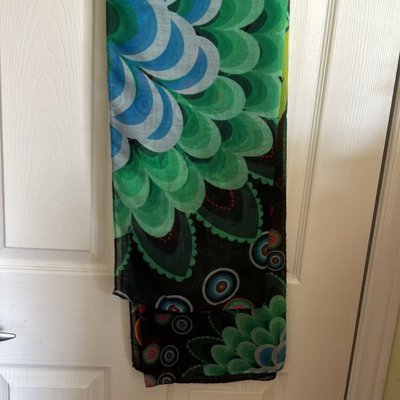 This Desigual scarf is in very good condition.  It is soft & colourful - Picture 5 of 6